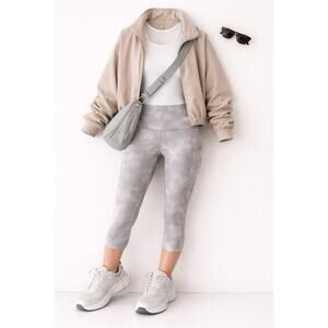 Athleta Ultimate Stash Pocket Printed Capri Leggings Gray Faux Tie Dye Athletic